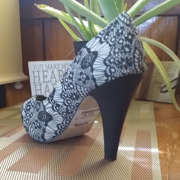 Madden Girl Black & White Kaboby Peep Toe Heels New Size 6.5 - Picture 11 of 14